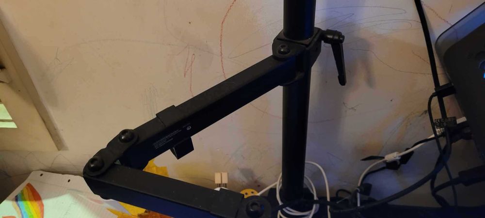 setup gamer com cadeira e  mesa