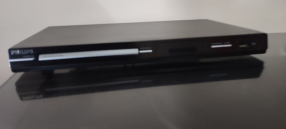 Aparelhagem de som e leitor de CD.