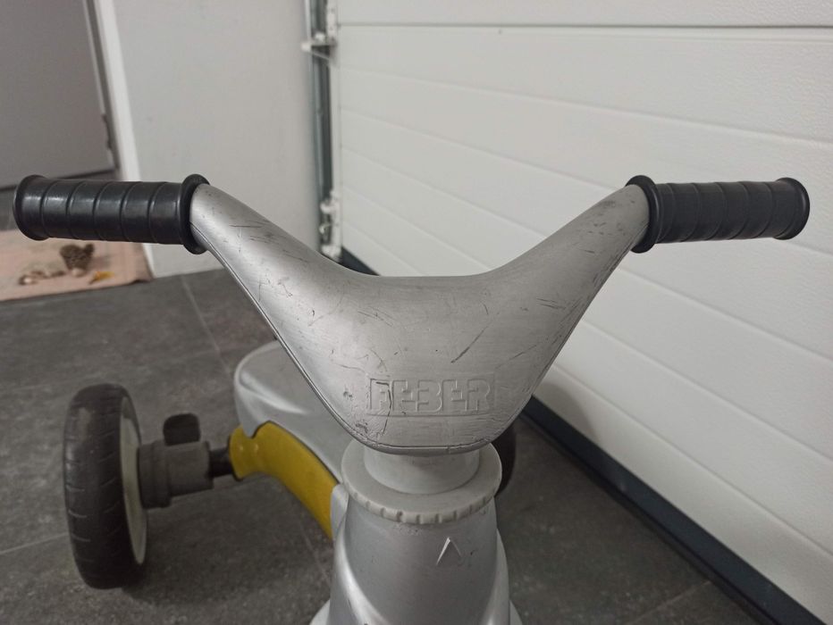 Triciclo Feber com rodas de borracha