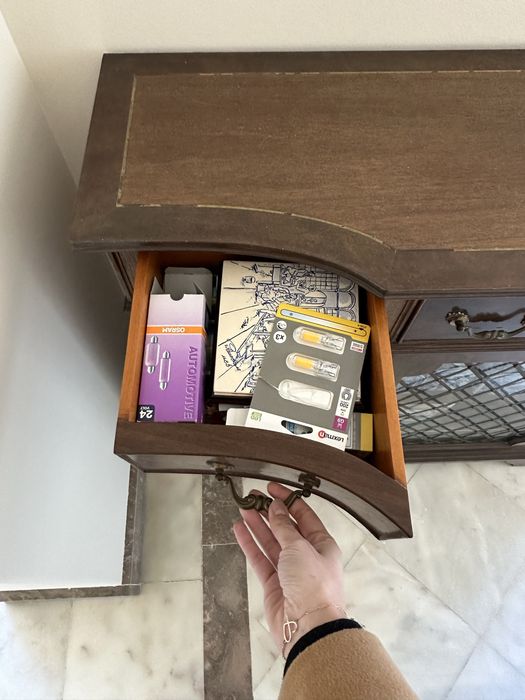 Móvel clássico de apoio de sala de jantar / louceira