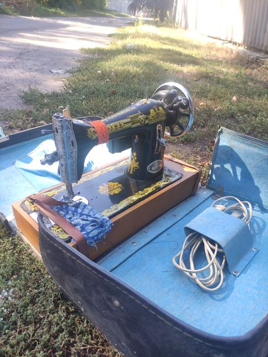 Продам швейну машинку