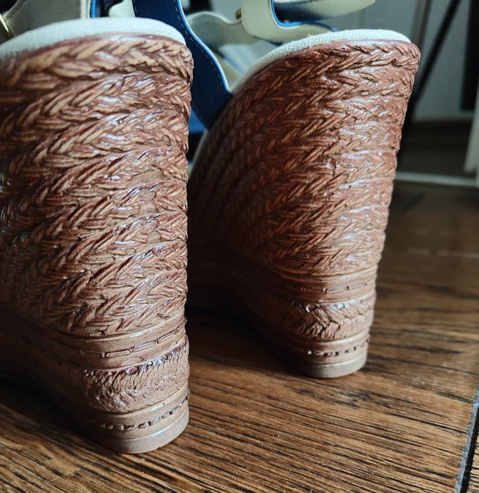 Шкіряні босоніжки на танкетці