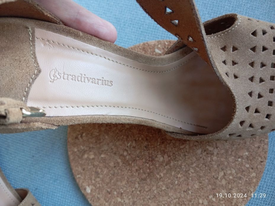 Bezowe koturny Stradivarius