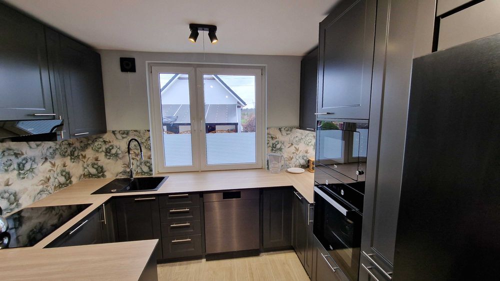 Szafy i garderoby na wymiar 5 lat doświadczenia LED i montaż