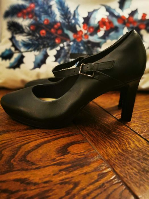 Czółenka Clarks czarne skórzane z paskiem roz 41 Stan b.dobry jak nowe