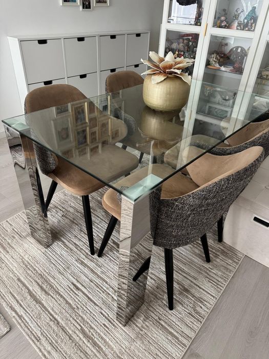 Mesa de jantar em vidro e pés metálicos
