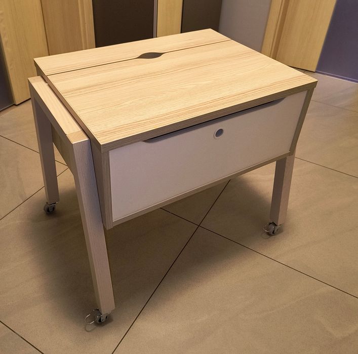 Stolik z podnoszonym blatem