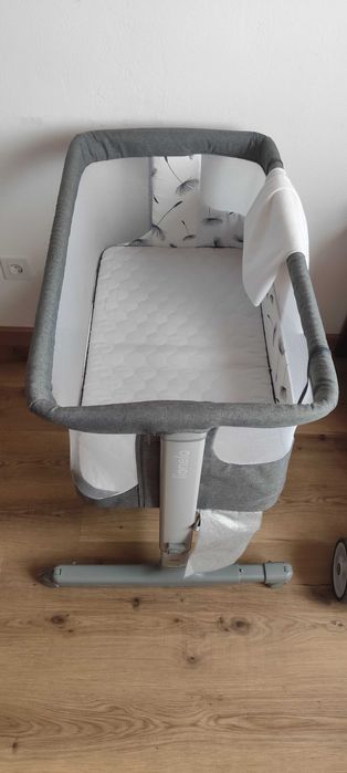 Berço com 3 funções diferentes: berço para cama, berço de balanço e berço de bebé. Com o berço ofereço 1x capa  protetora e 2x lençóis.