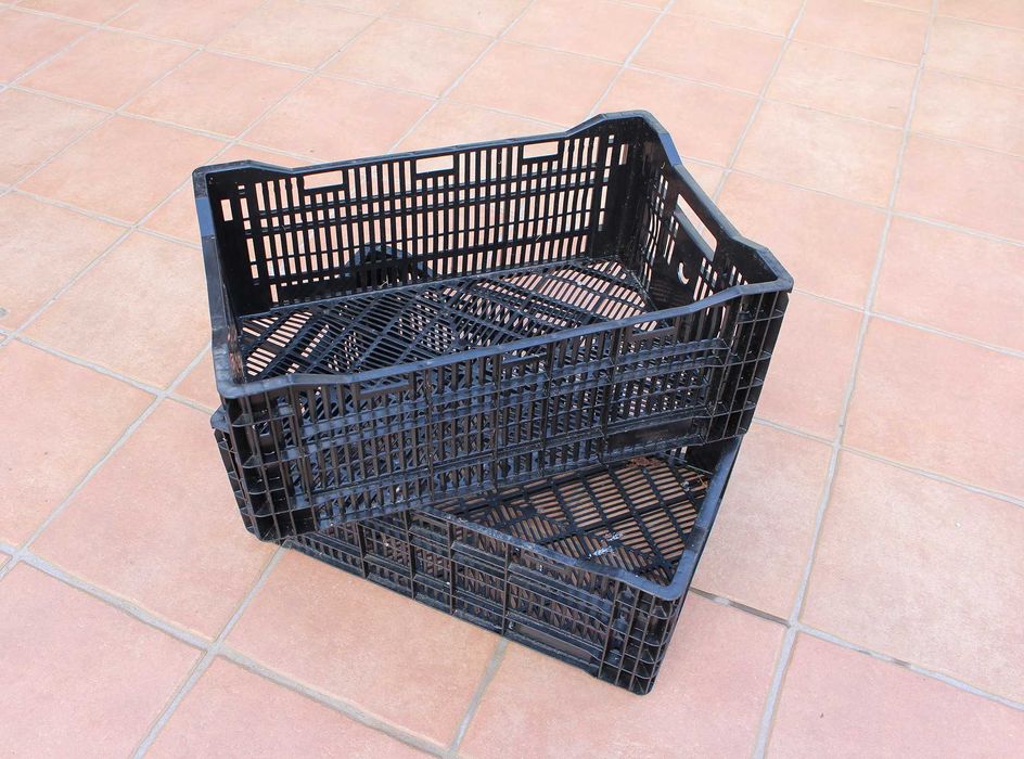 Caixas pretas usadas e em bom estado.