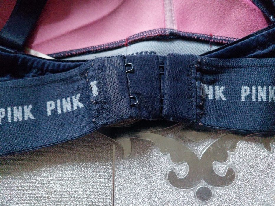 Спортивний бюстгальтер із колекції pink від victoria's secret.
