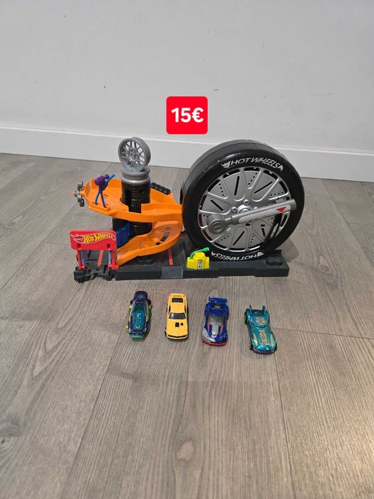 Pista Hotwheels e quatro carrinhos
