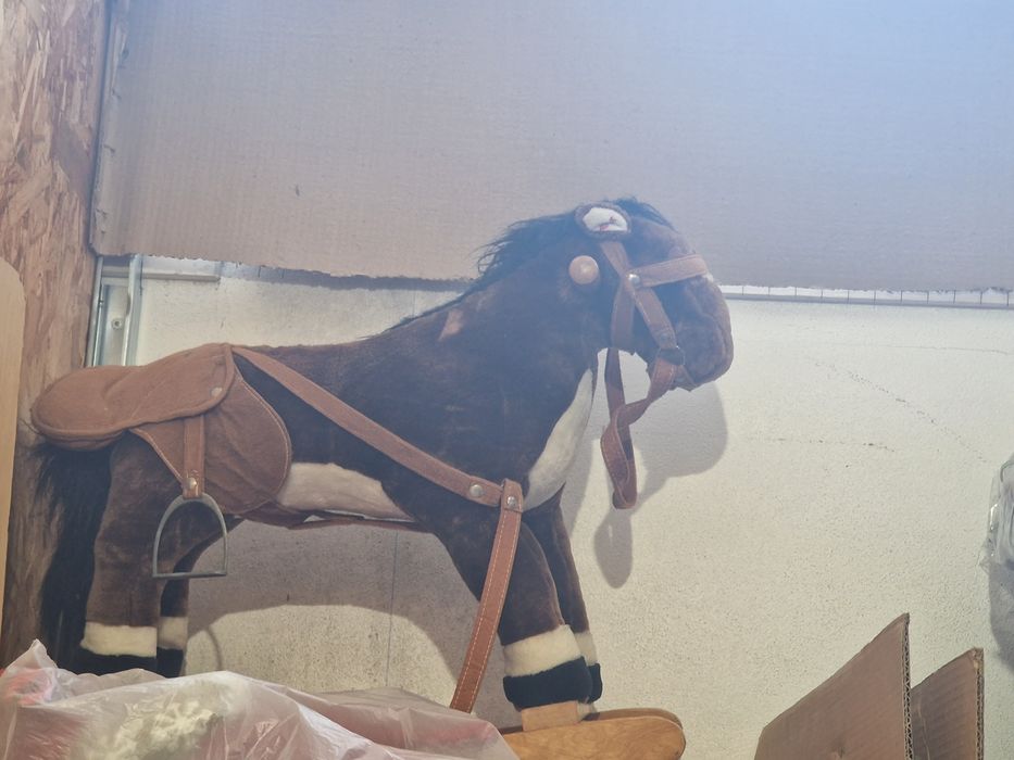 Cavalo de Baloiço Grande com Sela e Estribos – Excelente Estado