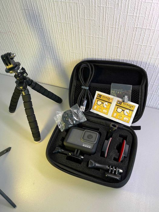 Екшн-камера GoPro Hero 7 silver зі штативом
