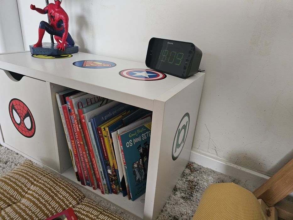 Mesa cabeceira estante Marvel