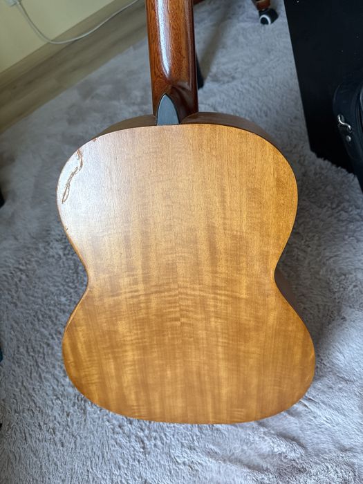 Hofner класична гітара + нейлонові струни