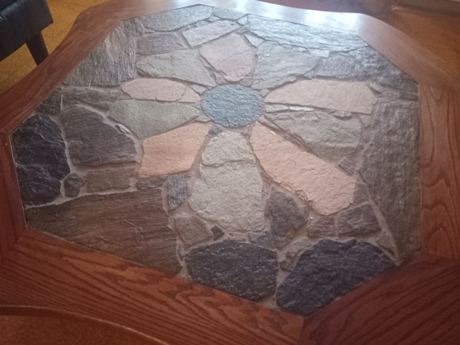 Mesa linda madeira e pedras