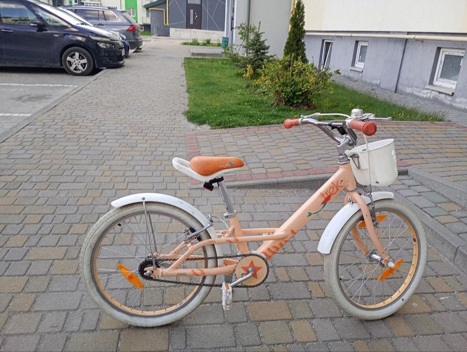 Це дитячий велосипед Trek Mystic 20 персикового кольору з білою корзиною