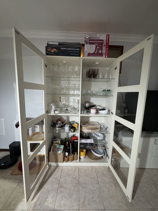 Cristaleira Branca do Ikea