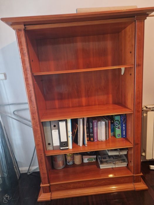 Móvel em madeira maciça