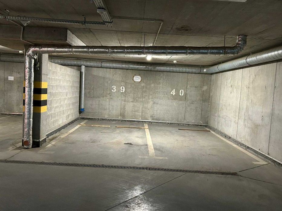 Sprzedam 2 miejsca postojowe