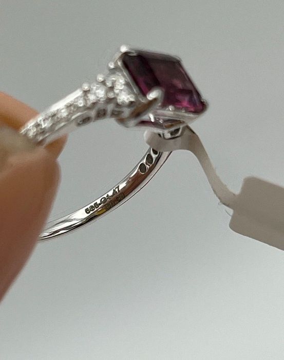 Золота обручка з діамантами та натуральним гранатом