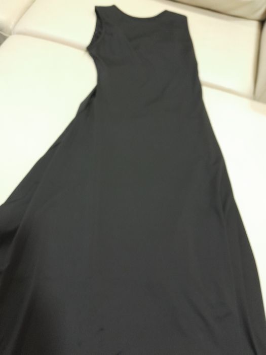 Vestido sem manga assimetrico no comprimento