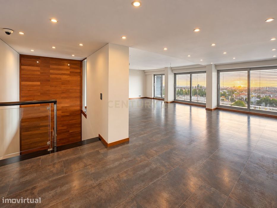 T5+1 Duplex em Linda-a-Velha com 291 m² úteis, 5 estacionamentos e vis