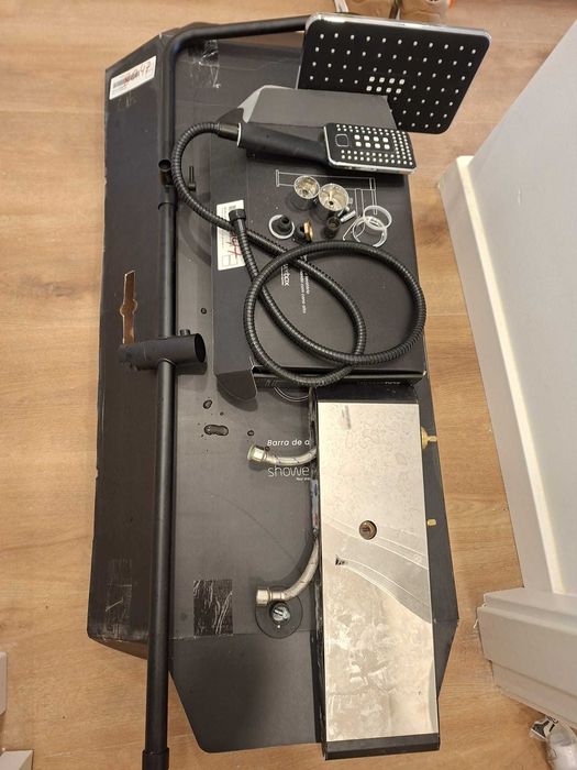 Material novo de WC – Resguardo em vidro + Lavatório + Coluna de duche