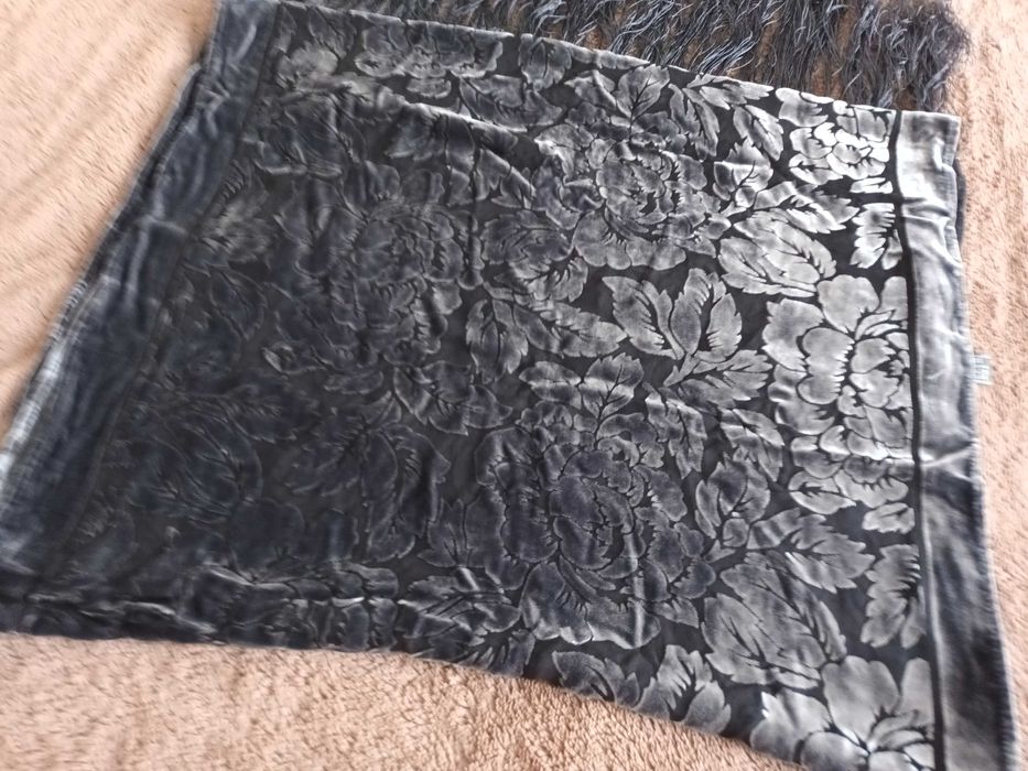 Echarpe cinza aveludada