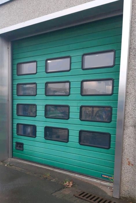 Brama segmentowa przemysłowa Hormann 3 x 3 + furtka (2sztuki)