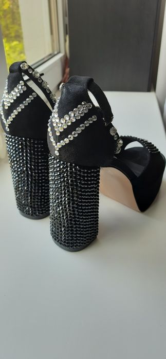 Жіночі трендові босоніжки