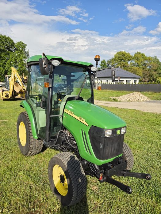 Traktor John Deere 3720 4x4 E-HYDRO