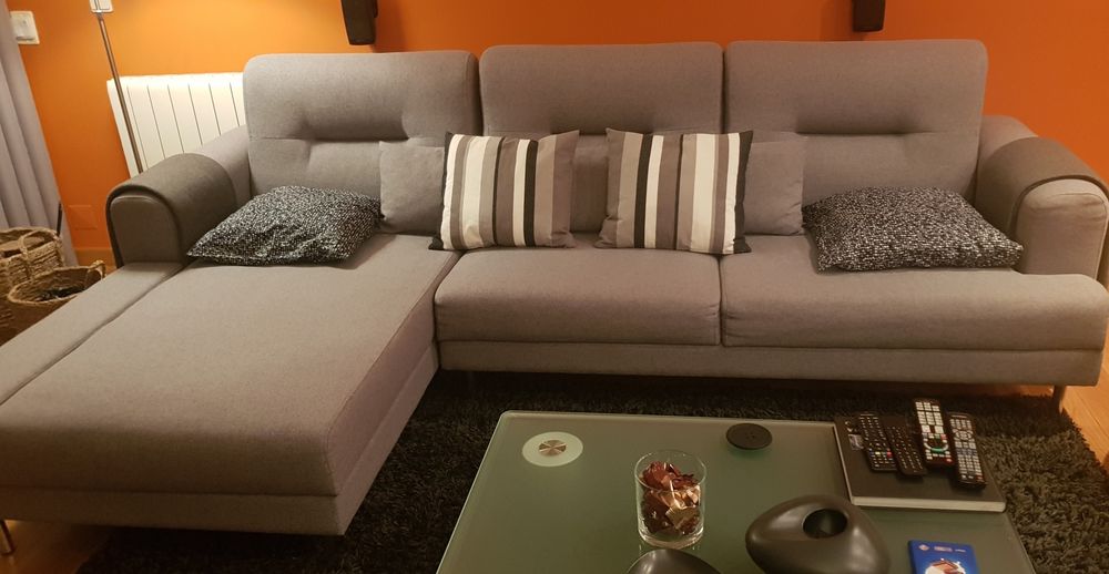 Sofá com chaise cinzento