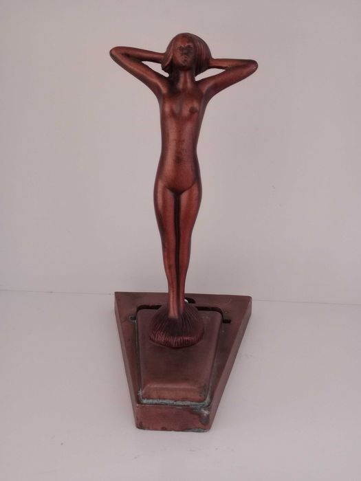 Estatueta em bronze art deco representando jovem menina Nua.