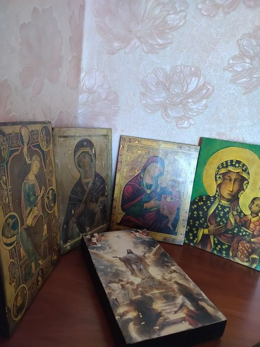 Ікони на дошці церковний сюжет.