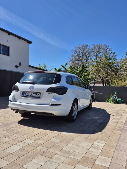 Opel Astra J 2011