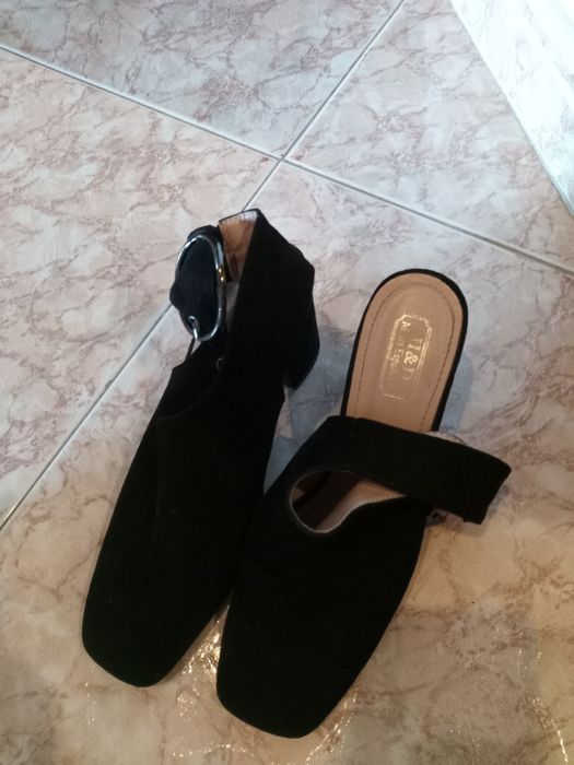 Sandálias pretas e prateadas