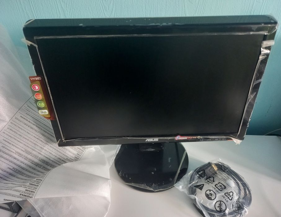 Новий монітор ASUS в упаковці VH1920
