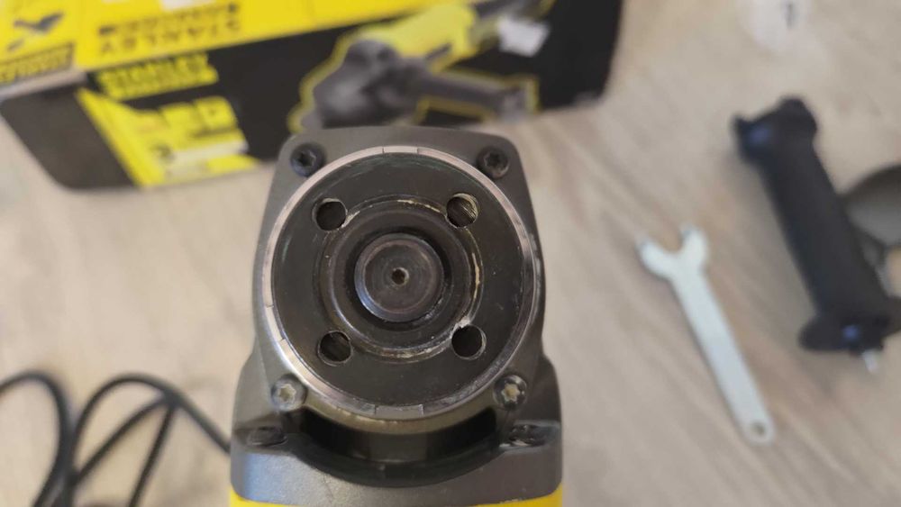 Кутова шліфувальна машина (болгарка) Stanley Fatmax FMEG220 850 Вт