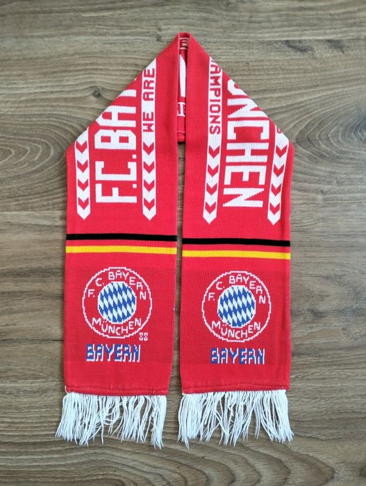 Stary szalik piłkarski Bayern Monachium z 1988 r.