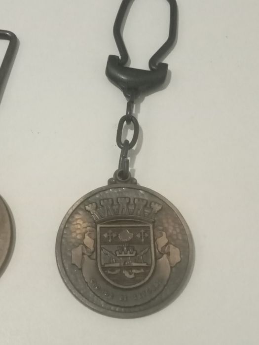 Porta chaves e medalha em metal/ broze