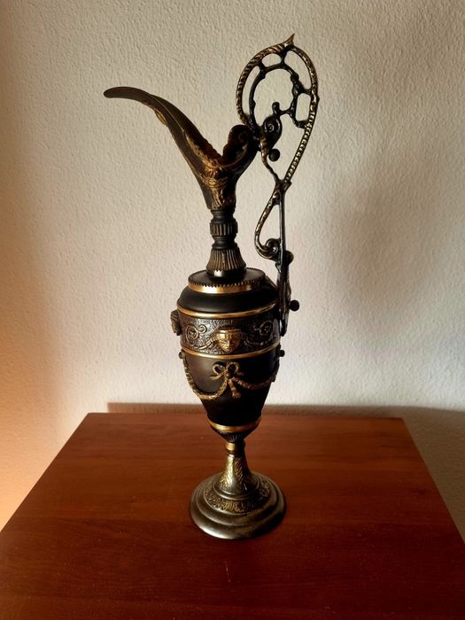 Ânfora de bronze da marca sbs