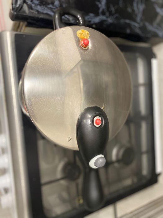 Panela de pressão grande