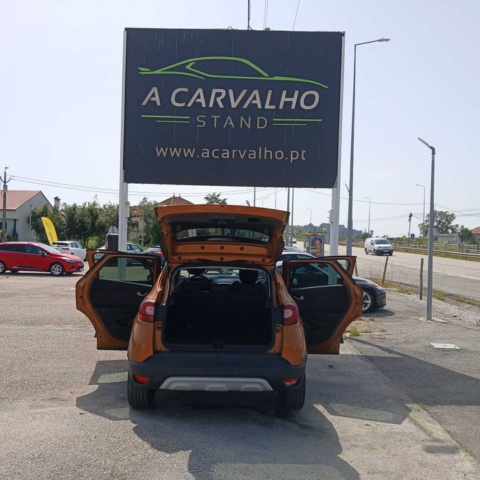 No Stand ACarvalho, apresentamos este Renault Captur 2019 com 105986 km, motor Gasolina  de 90 cv e caixa Manual de 5 velocidades.
