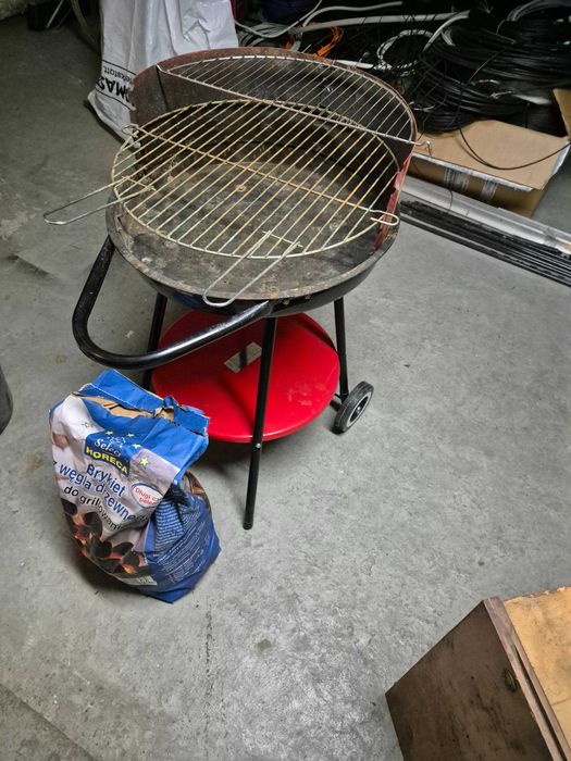 Grill na dwóch kółkach, średnica 50 cm, b.dobry stan