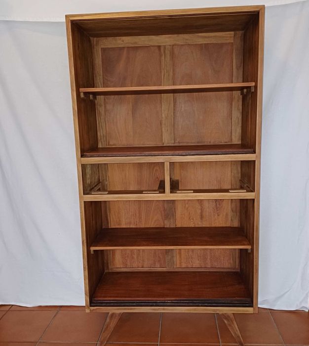 Armário com portas de correr.