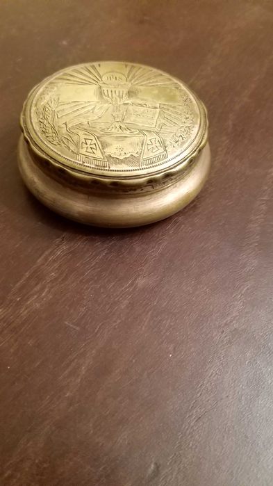 caixa prateada com marca e terço