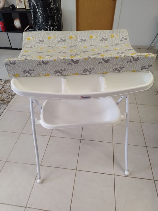 Banheira com trocador da marca Giordani, modelo Whale.