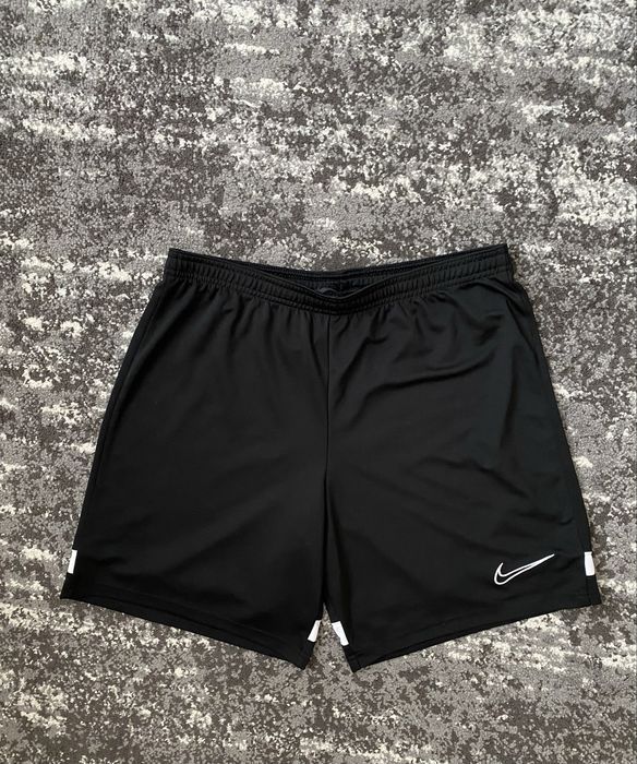 Л розмір Шорти Nike dri fit темно білого кольору з нових колекцій