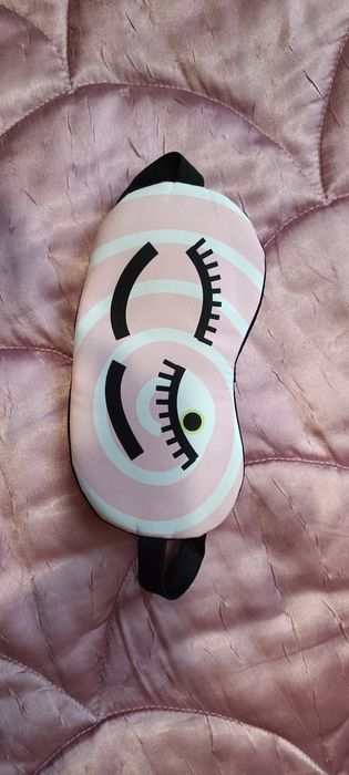 Маска для сна приоткрытый глаз